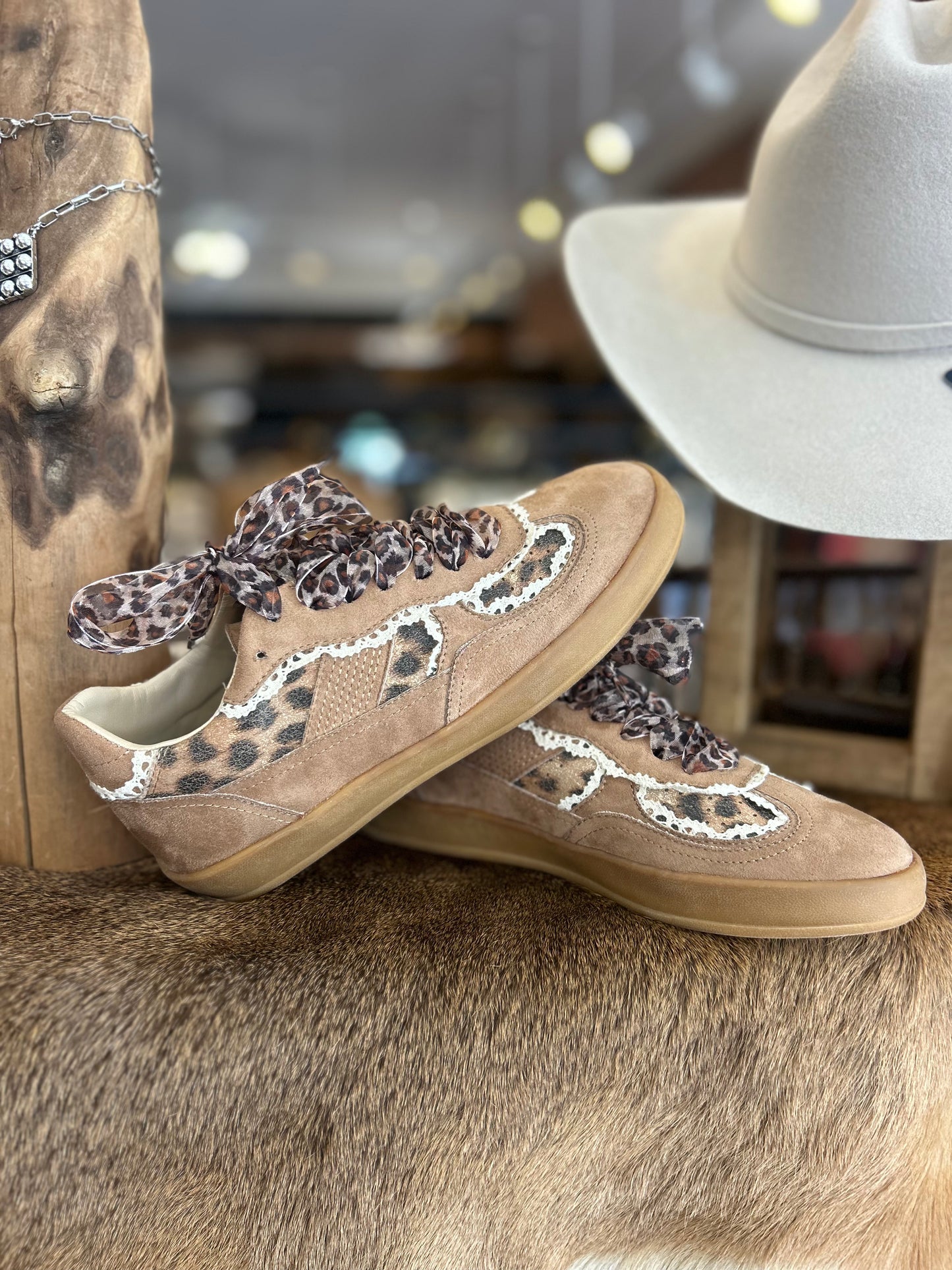 Leopard & Lace – Bow Sneaker