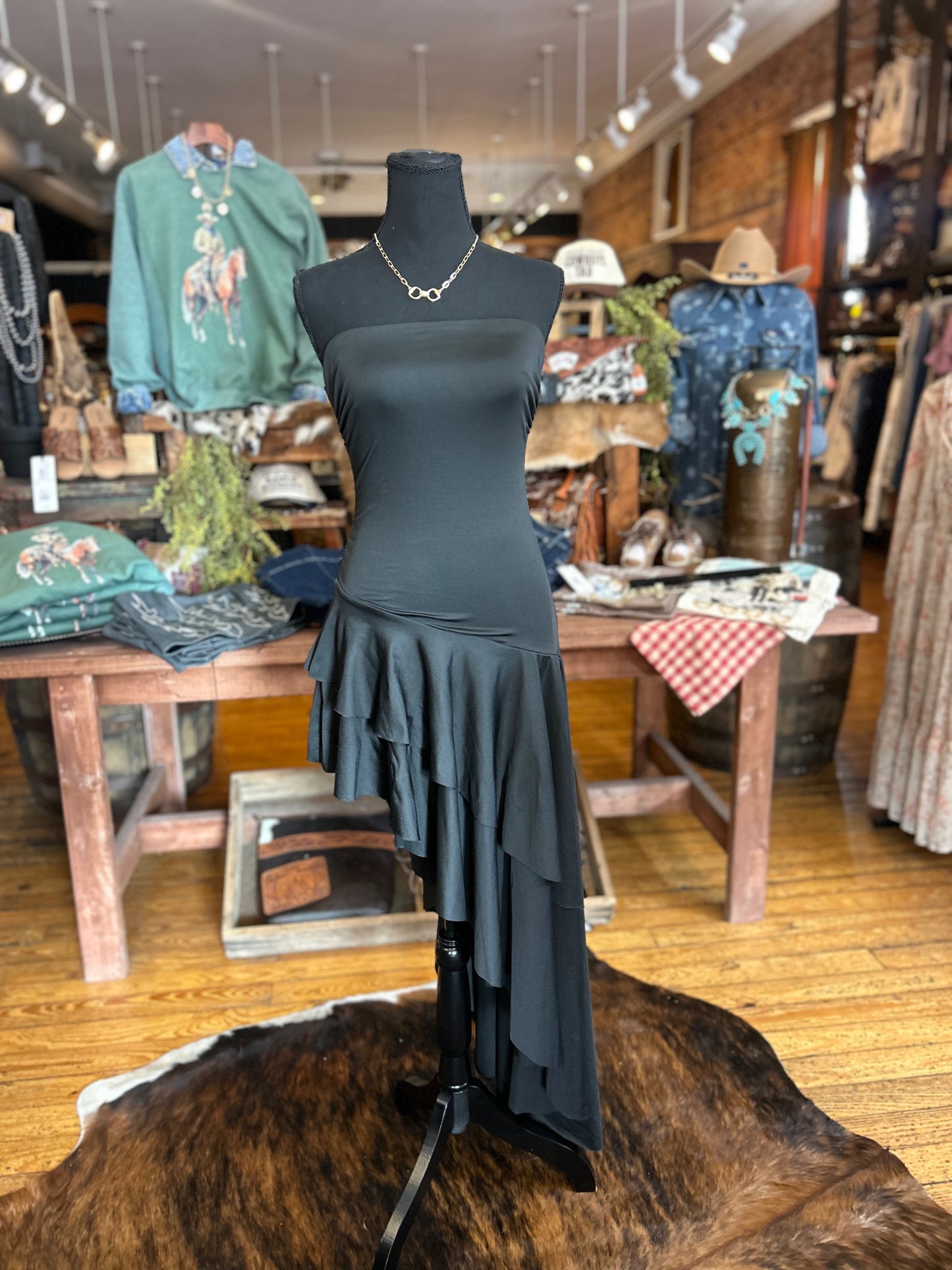 Noir Temptation ā Black Ruffle Dress