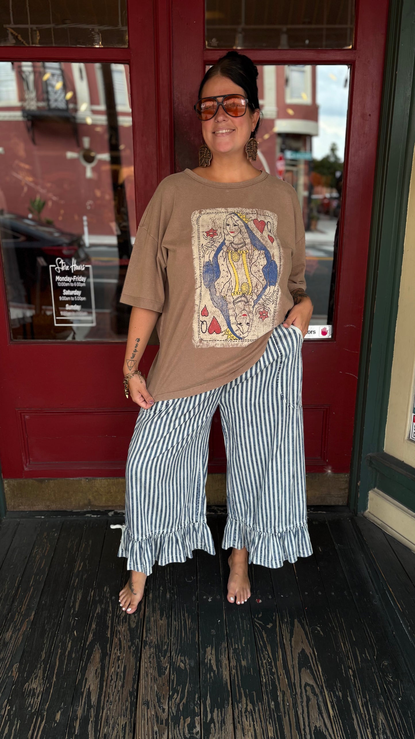 Queen Wild Card – Mocha Graphic Tee