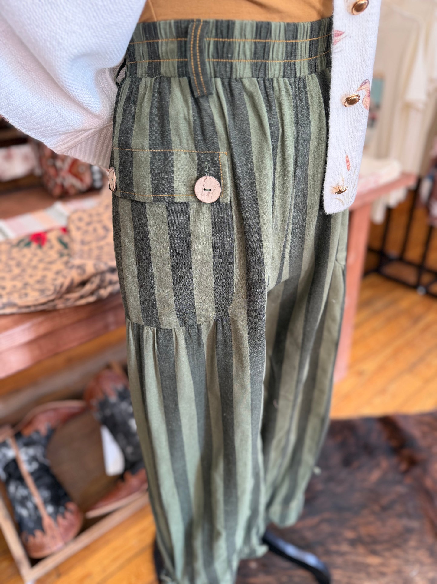 Vintage Bandit – Olive Wide Leg Pants