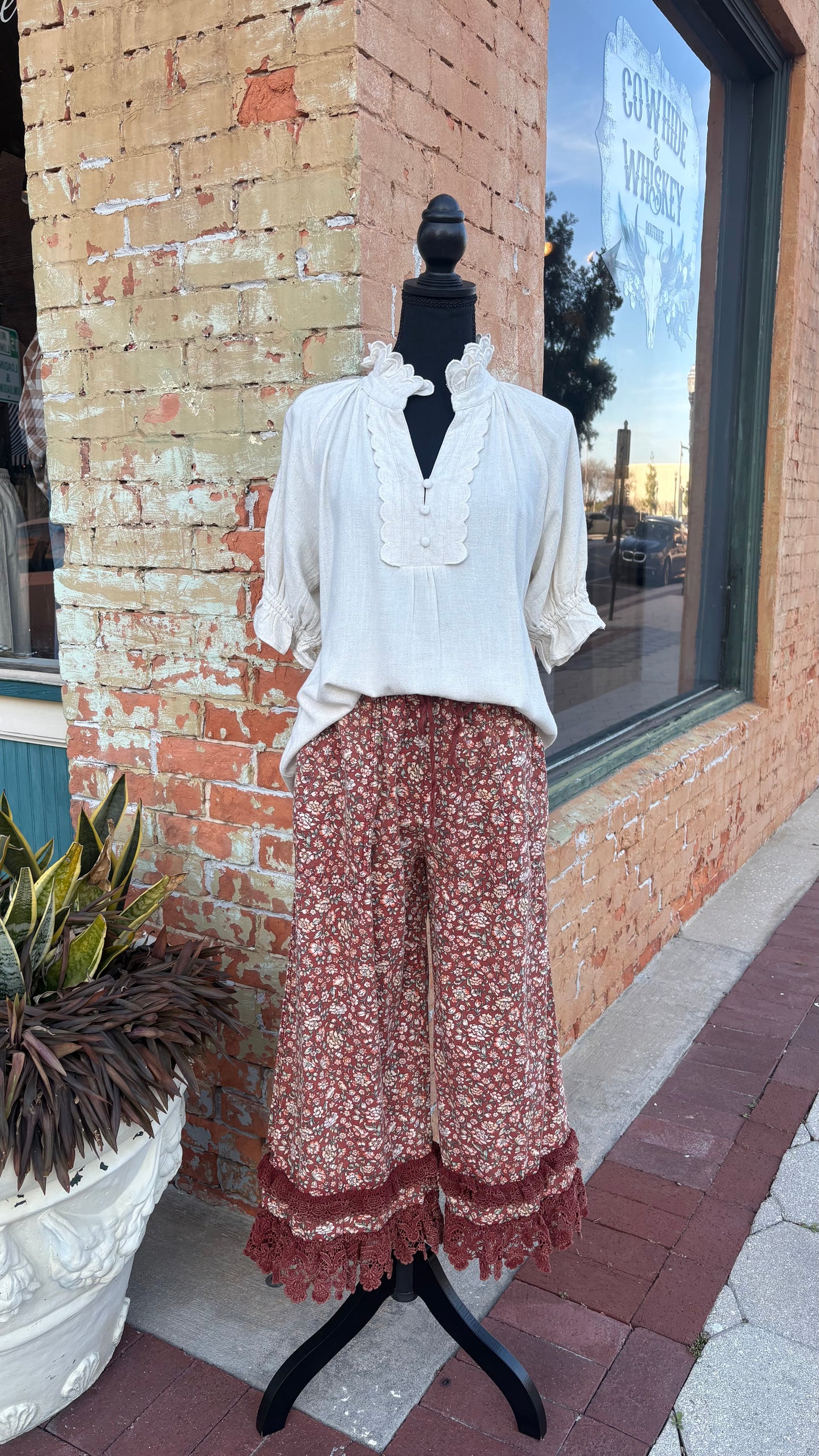 Crimson Meadows – Lace Crop Pant