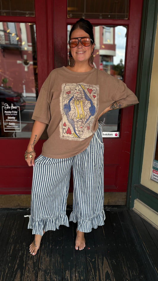 Queen Wild Card – Mocha Graphic Tee