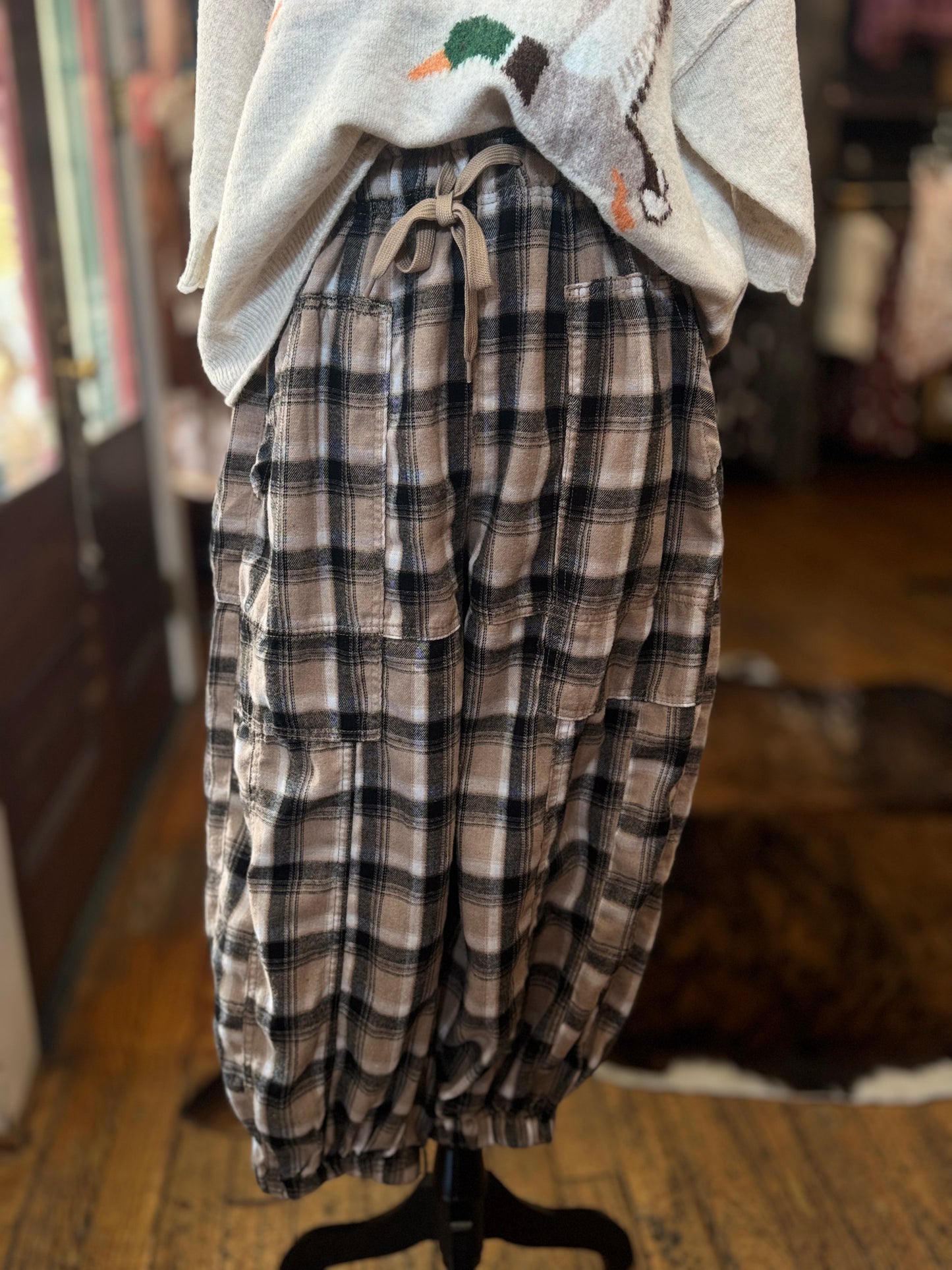 Cottage Living – Black Plaid Jogger