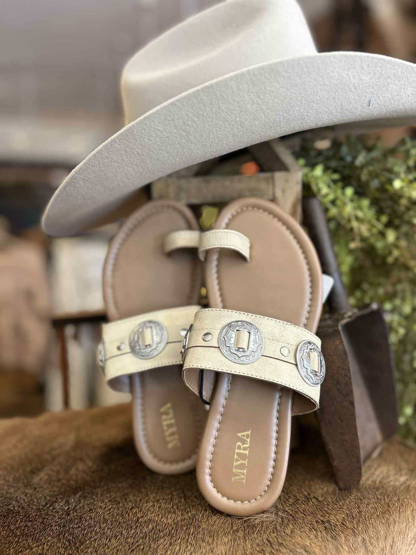 Concho Rogue - Ivory Leather Sandal
